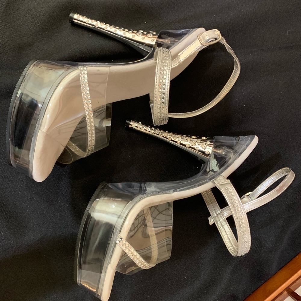 Women’s Platform Heels. Size: 8.5